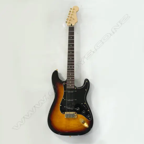 ELECTRIC GUITAR WITH SEYMOUR DUNCAN PICKUPS WITH HARD CASE