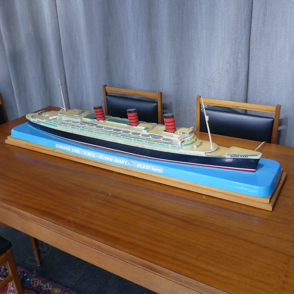 V LG VINTAGE MODEL QUEEN MARY, ILLUMINATED, EX TRAVEL AGENTS, W.1300 (base) H.310mm (top of masts) Image 1++