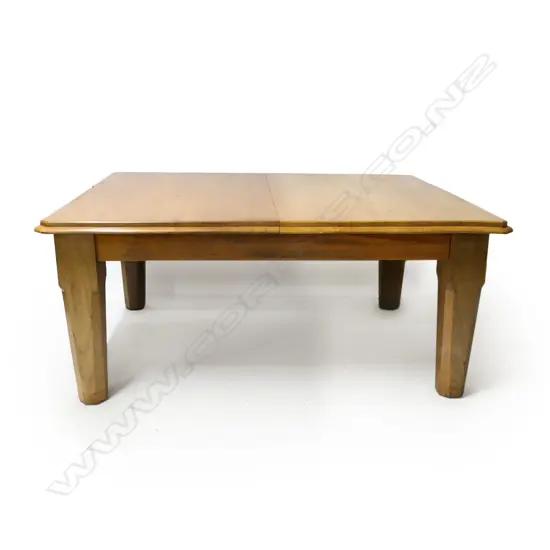 DINING TABLE w. 3 LEAVES & CRANK