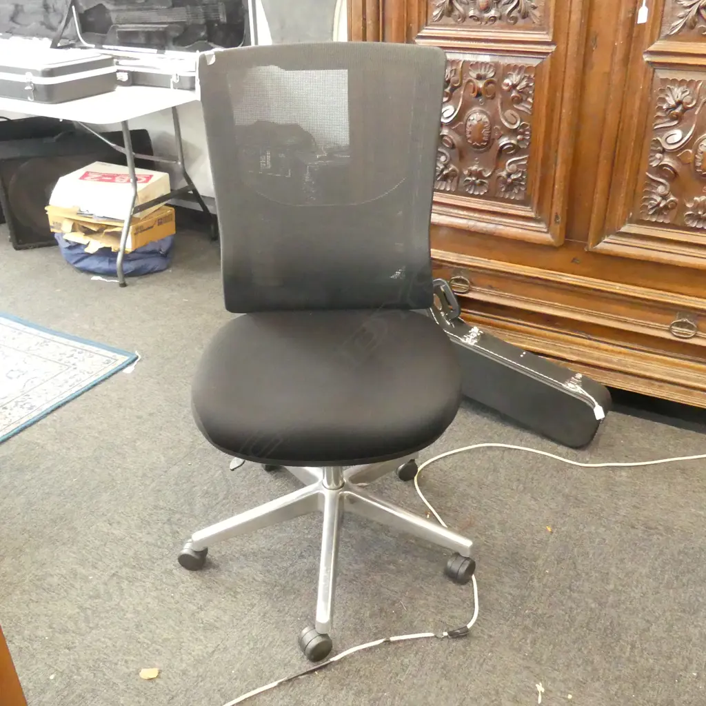 MODERN OFFICE CHAIR (SEAT WOBBLY) Image 1++