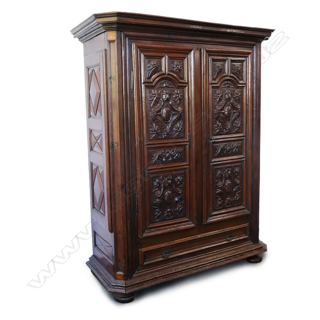 An early 19thC French armoire, Image 1++