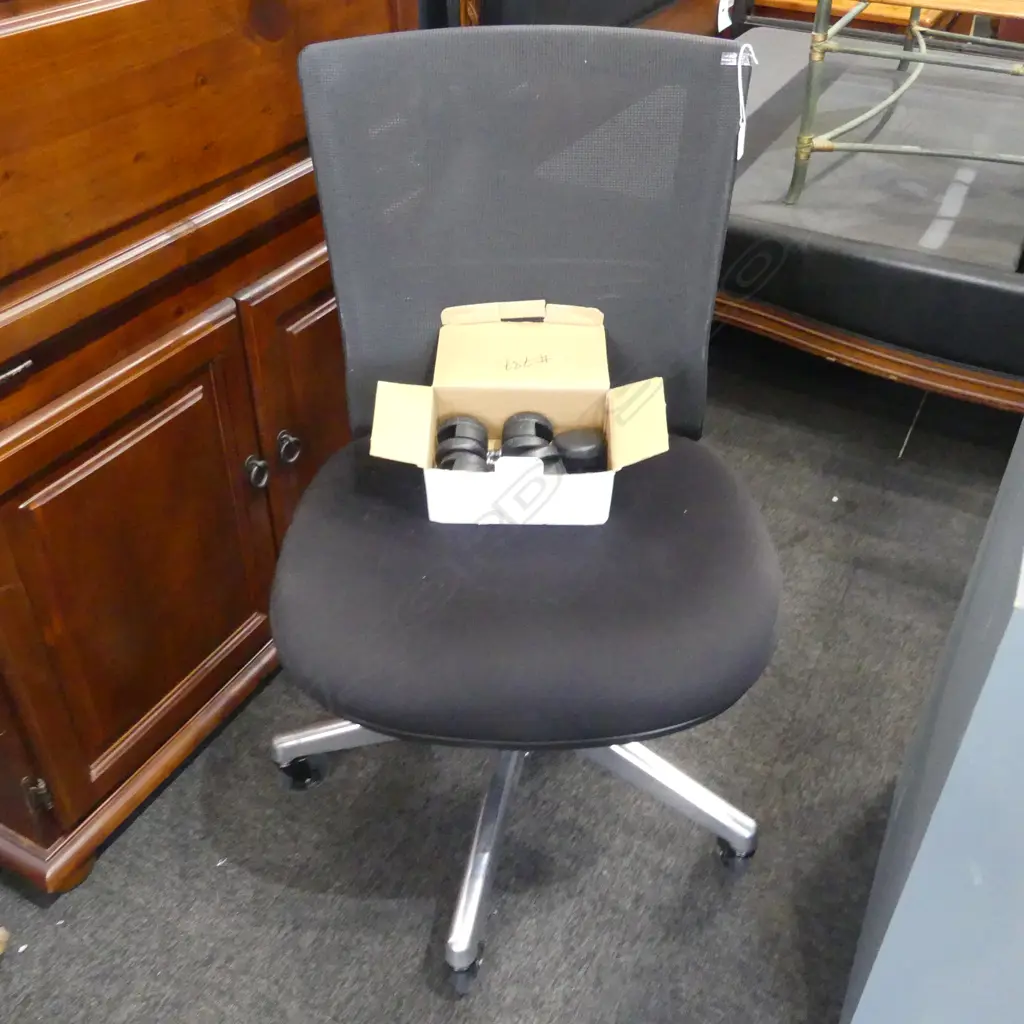 MODERN OFFICE CHAIR + EXTRA SET OF WHEELS Image 1++