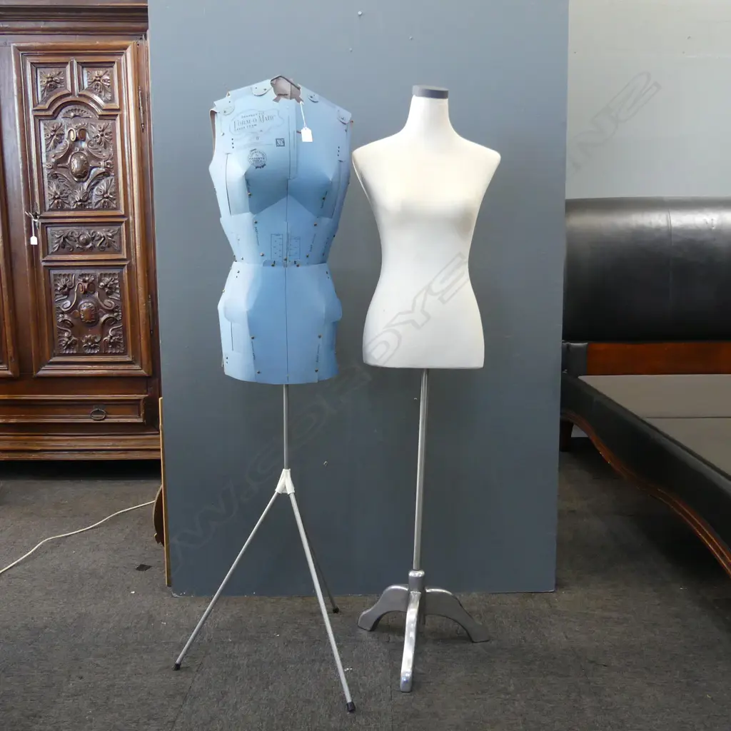 2 MANNEQUINS, 1 'FORM-O-MATIC' DRESS FORM Image 1++