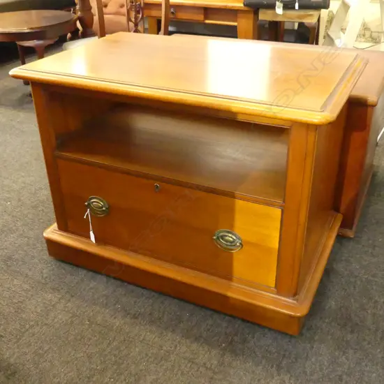TV CABINET WITH SHELF AND DRAWER MADE BY WILLETTS NZ 840 x 500 x 600m