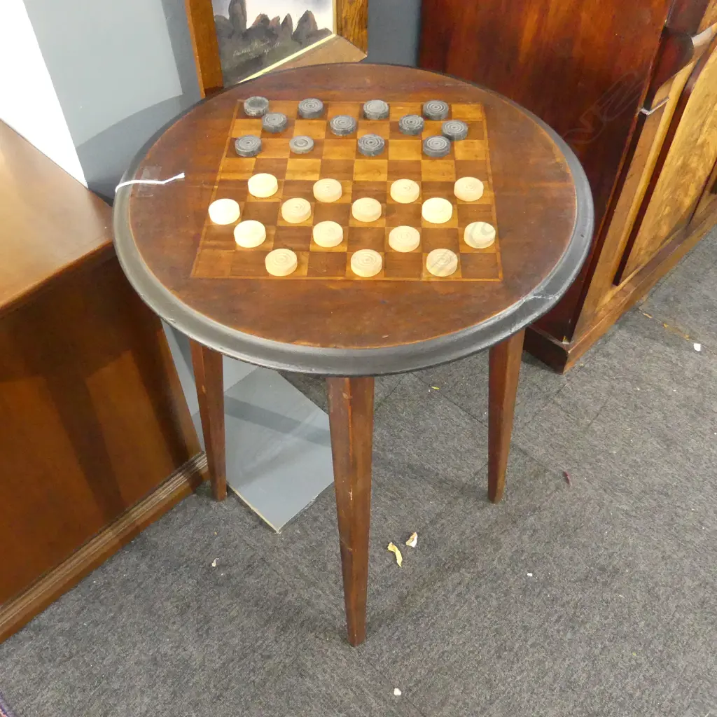 CHECKERS TABLE & PLAYING PCES Image 1++