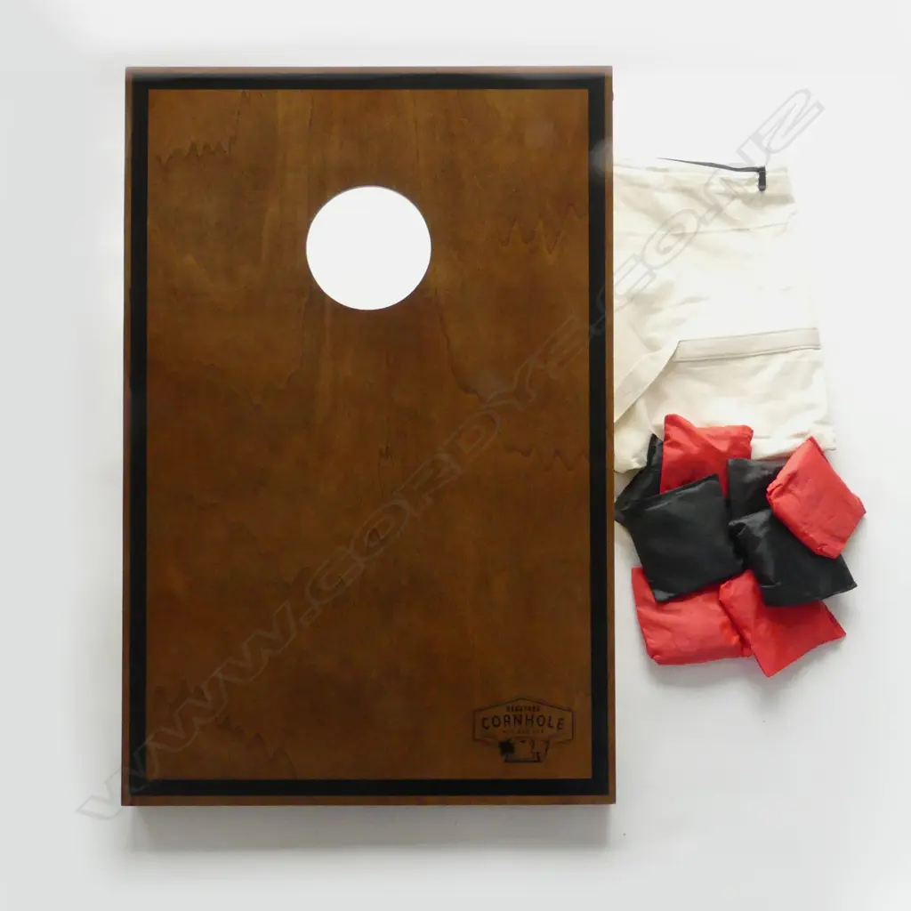 COMPLETE SET OF BACKYARD CORNHOLE GAME IN HIS ORIGINAL BOX Image 1++