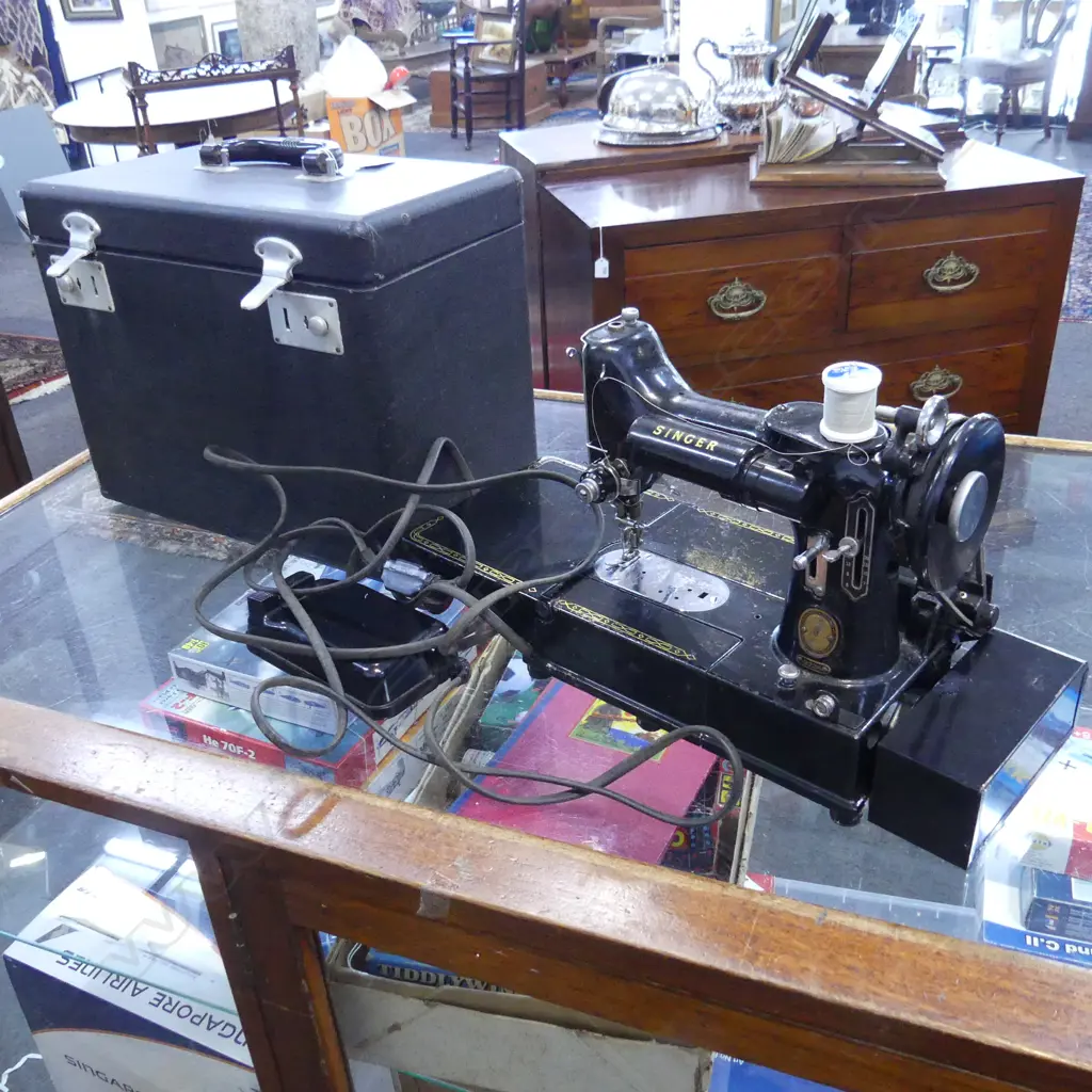 VINTAGE BOXED SINGER SEWING MACHINE (working)  Image 1++