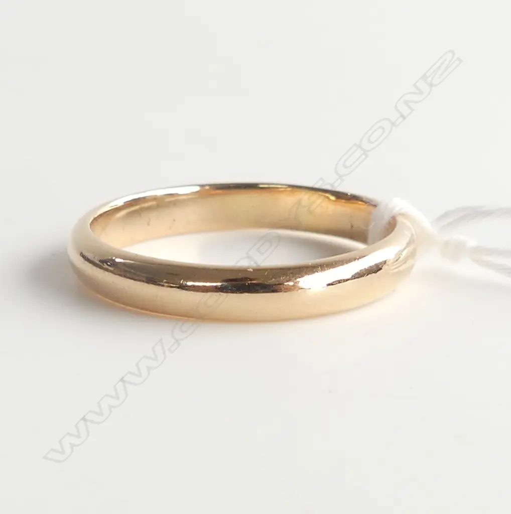 18CT WEDDER RING 5.6gms SIZE W Image 1++