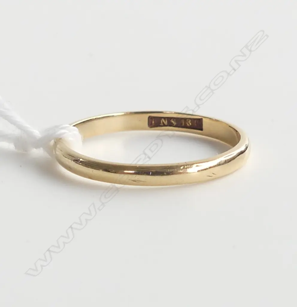 18CT WEDDER RING 1.6gms SIZE M Image 1++