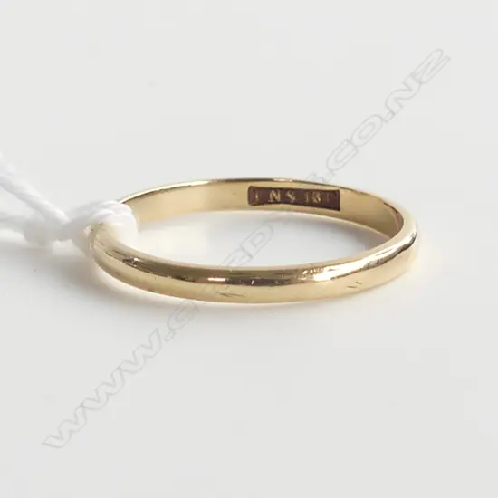 18CT WEDDER RING 1.6gms SIZE M