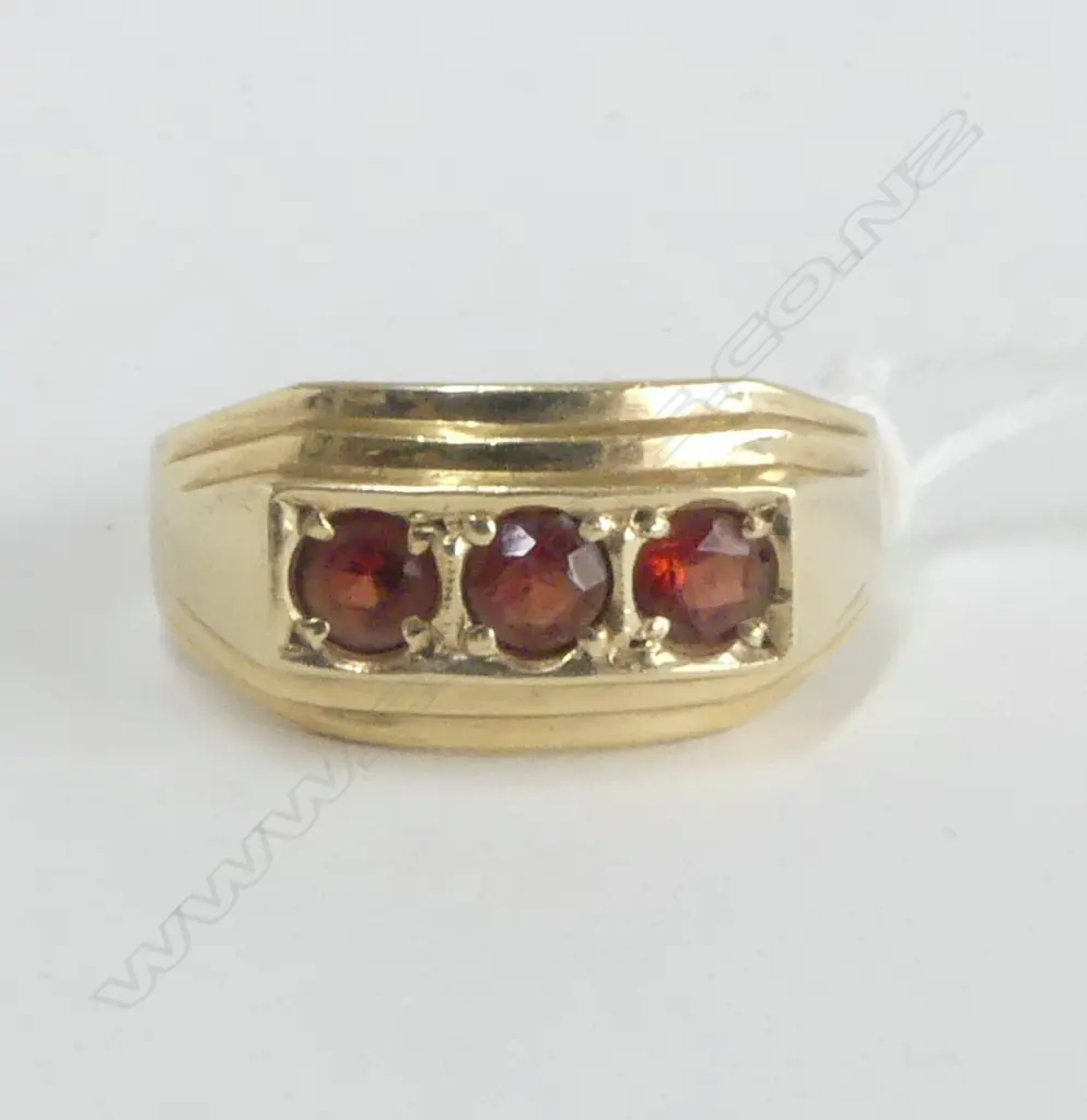 9cT YELLOW GOLD & 3 GARNET GENT'S  RING 5.34gms  SIZE V 1/2 Image 1++