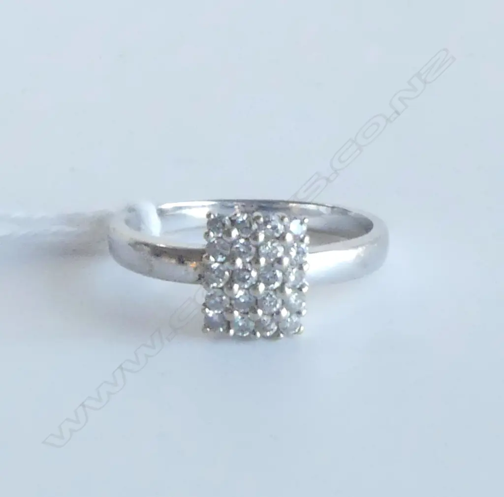 18CT WHITE GOLD AND DIAMOND RING SIZE M Image 1++