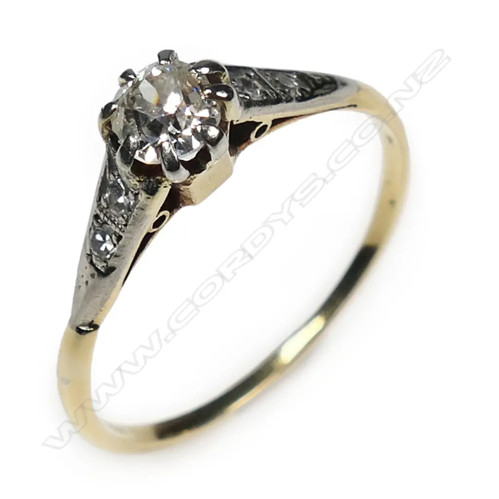 An estate 18ct gold and platinum diamond solitaire ring, Image 1++