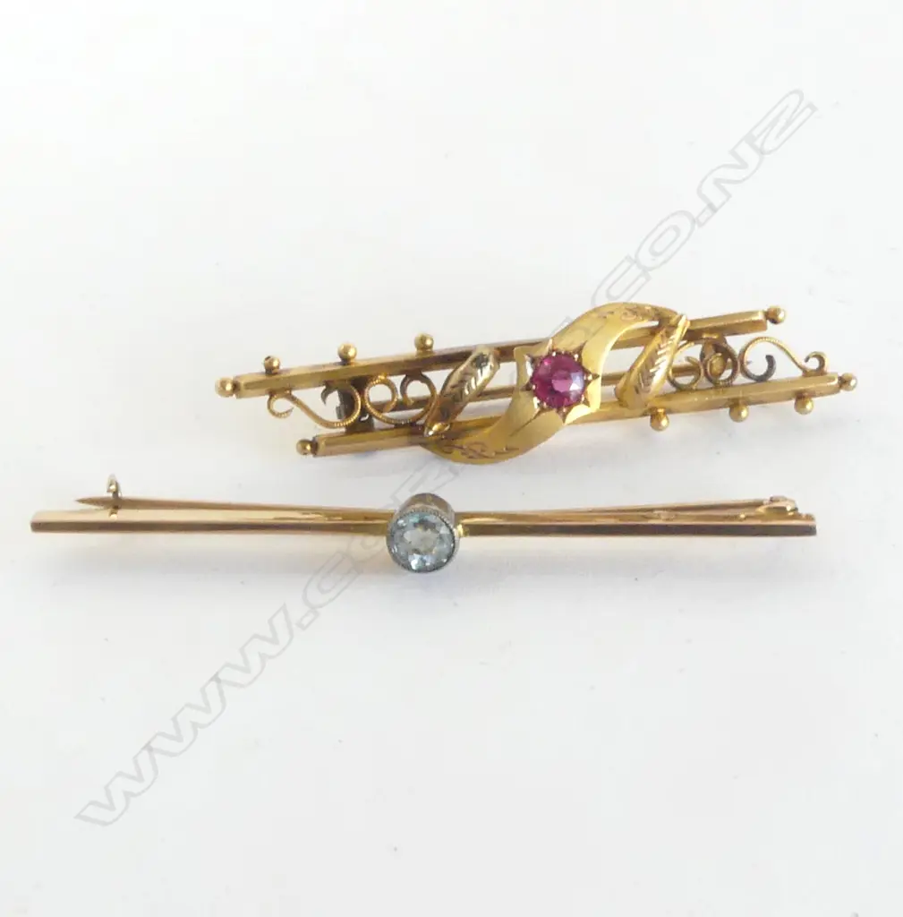 2 9CT BAR BROOCHES 5.3gms Image 1++
