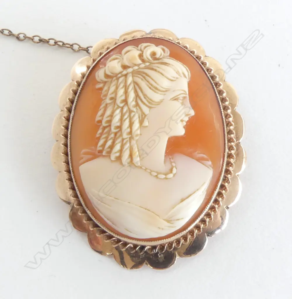 9ct CAMEO 40x35mm 9.2gms Image 1++