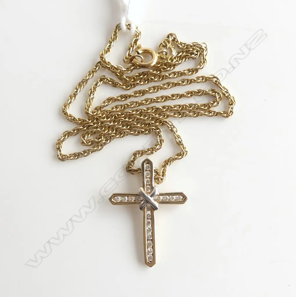 10CT DIAMOND CROSS PENDANT ON 9CT CHAIN 4.6gms Image 1++