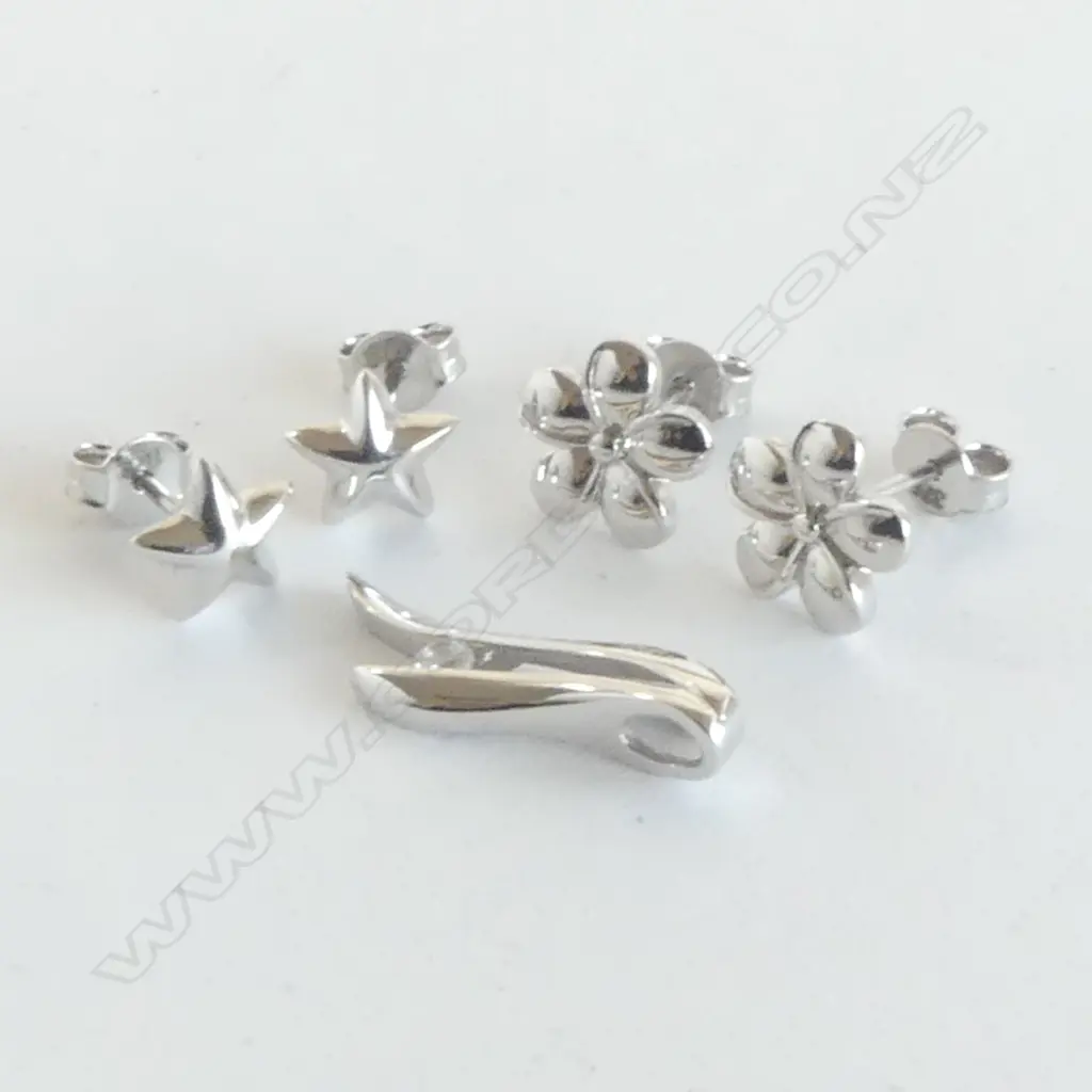 2 PRS 9CT WG EARRINGS + PENDANT 3.9gms Image 1++
