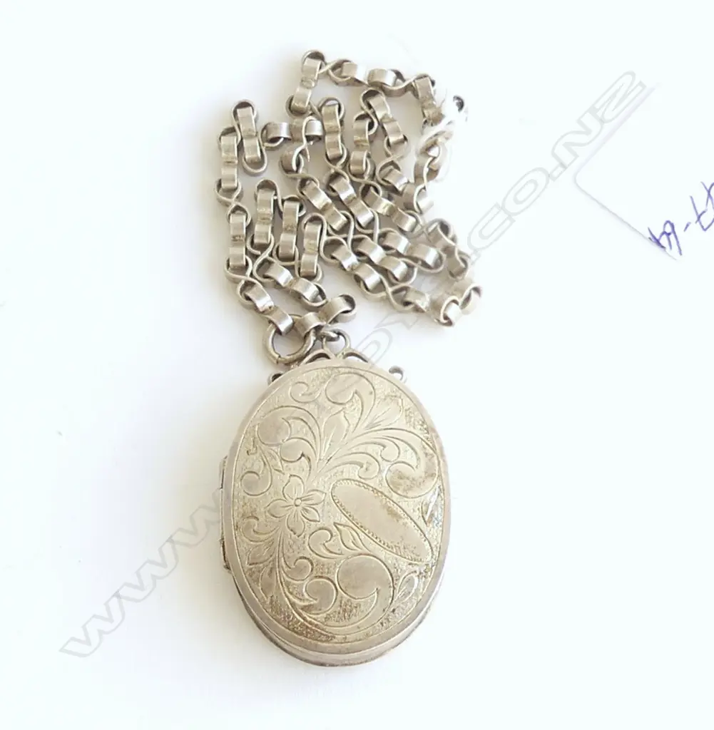 SILVER ENGRAVED LGE LOCKET ON SILVER CHAIN Image 1++
