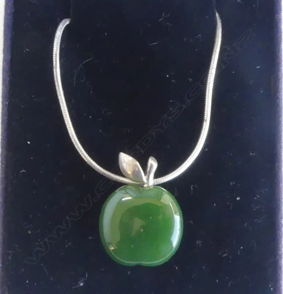 SILVER & JADE APPLE PENDANT ON SILVER CHAIN new old stock Image 1++
