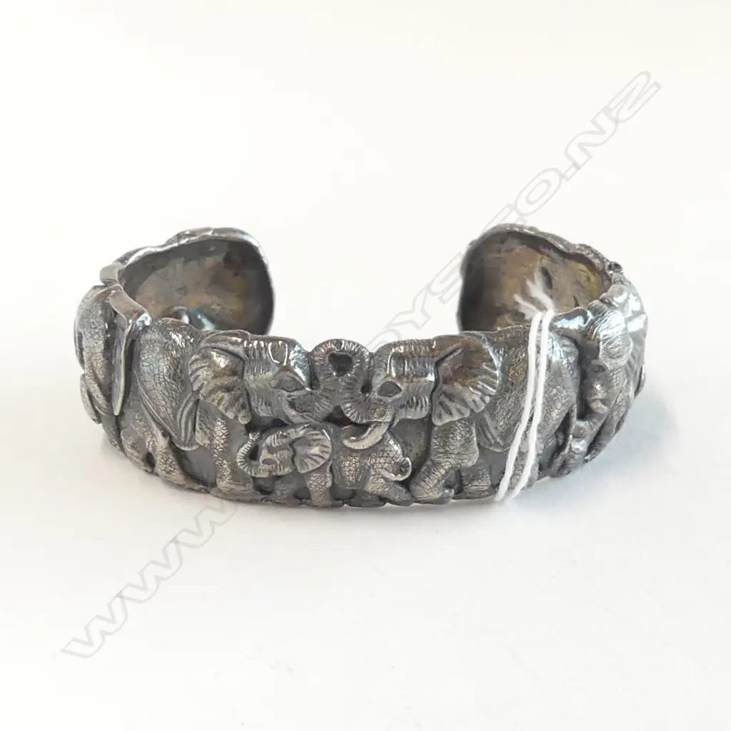 AFRICAN ELEPHANTS HEAVY SILVER BANGLE BY PATRICK MAVROS 92gms with card in box Image 1++