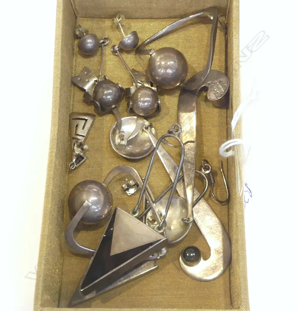 5 pairs VINTAGE STYLISH EARRINGS some larger Image 1++