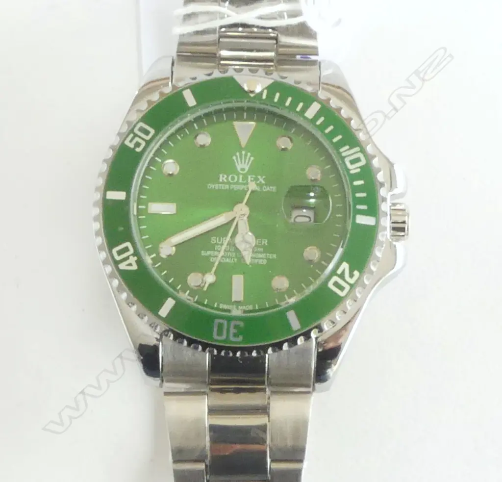 COPY R***X SUBMARINER 'KERMIT' GENT'S WRISTWATCH green dial. Running Image 1++