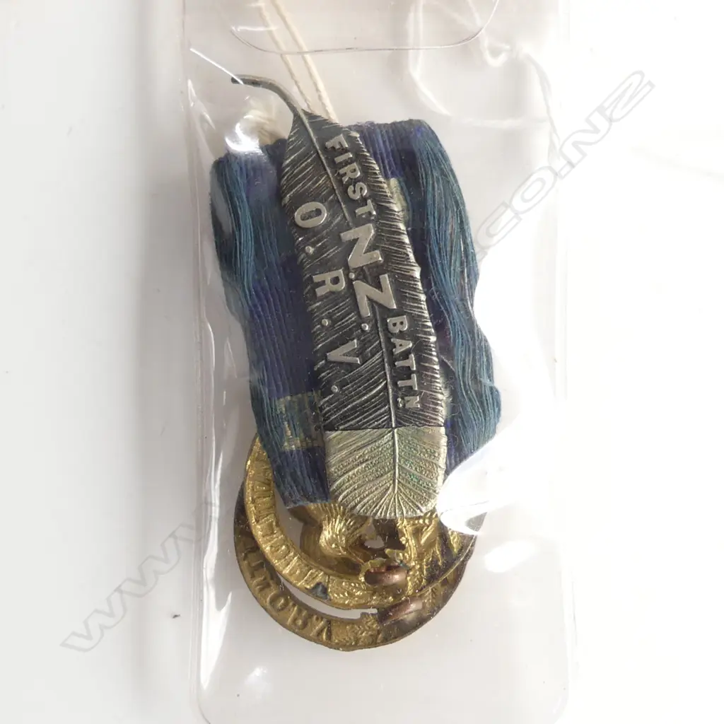 2 WW1 1ST BATT KIWI HAT BADGES &NZ ORV HUIA FEATHER BADGE ON RIBBON Image 1++