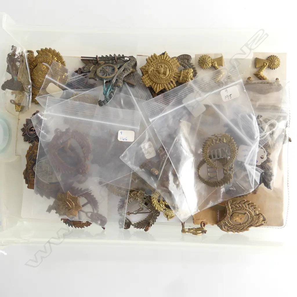 SMALL TRAY OF 40 MILITARY HAT BADGES SHOULDER BADGES ETC Image 1++