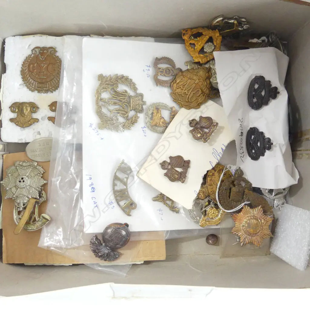 SMALL TRAY OF 40 MILITARY HAT BADGES SHOULDER BADGES ETC Image 1++