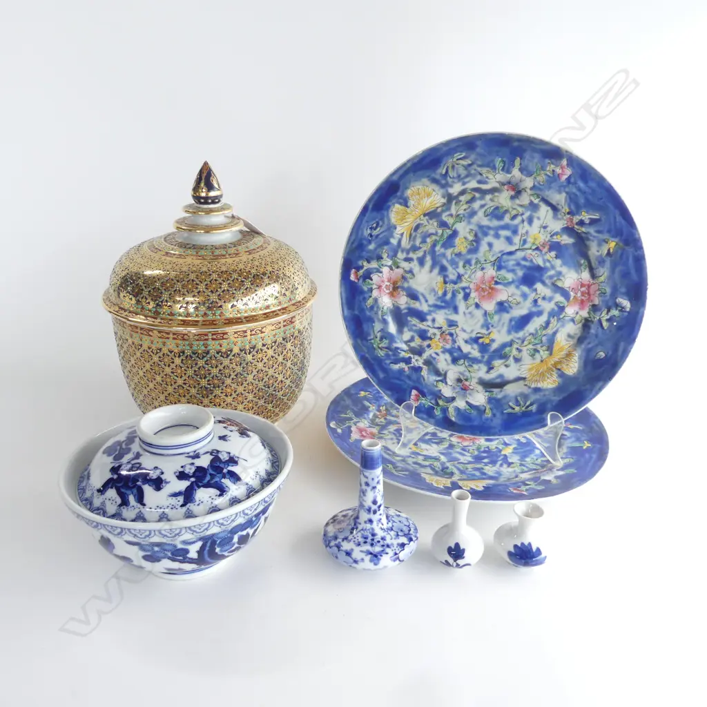 7 PCES ORIENTAL CERAMICS; 2 LIDDED CONTAINERS, PR BLUE PLATES 260mm dia, 3 SMALL VASES H.90mm Image 1++