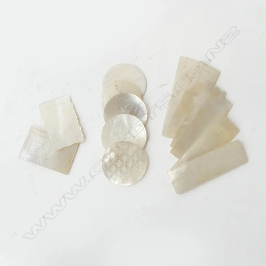 THIRTEEN ANTIQUE MOTHER OF PEARL GAMING TOKENS CHINESE ENGRAVED PATTERNS L.55MM D.30MM Image 1++