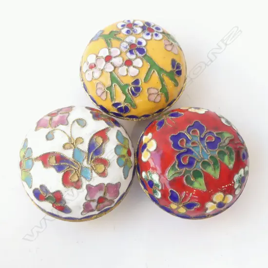 THREE CLOISONNE LIDDED TRINKET BOXES - FLORAL & BUTTERFLY, D.55MM