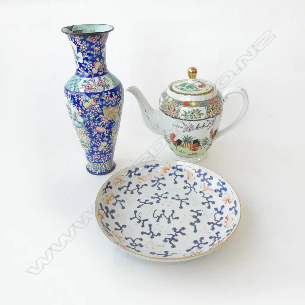 3 ORIENTAL PCES; PLATE 225mm dia, ENAMELLED VASE (FAULTS) H.265mm, TEAPOT Image 1++