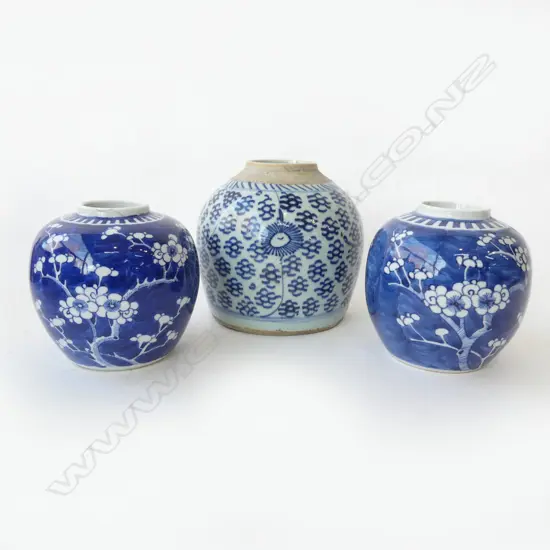 3 ORIENTAL B/W GINGER JARS H.165mm (2 SMALLER w. HAIRLINES)