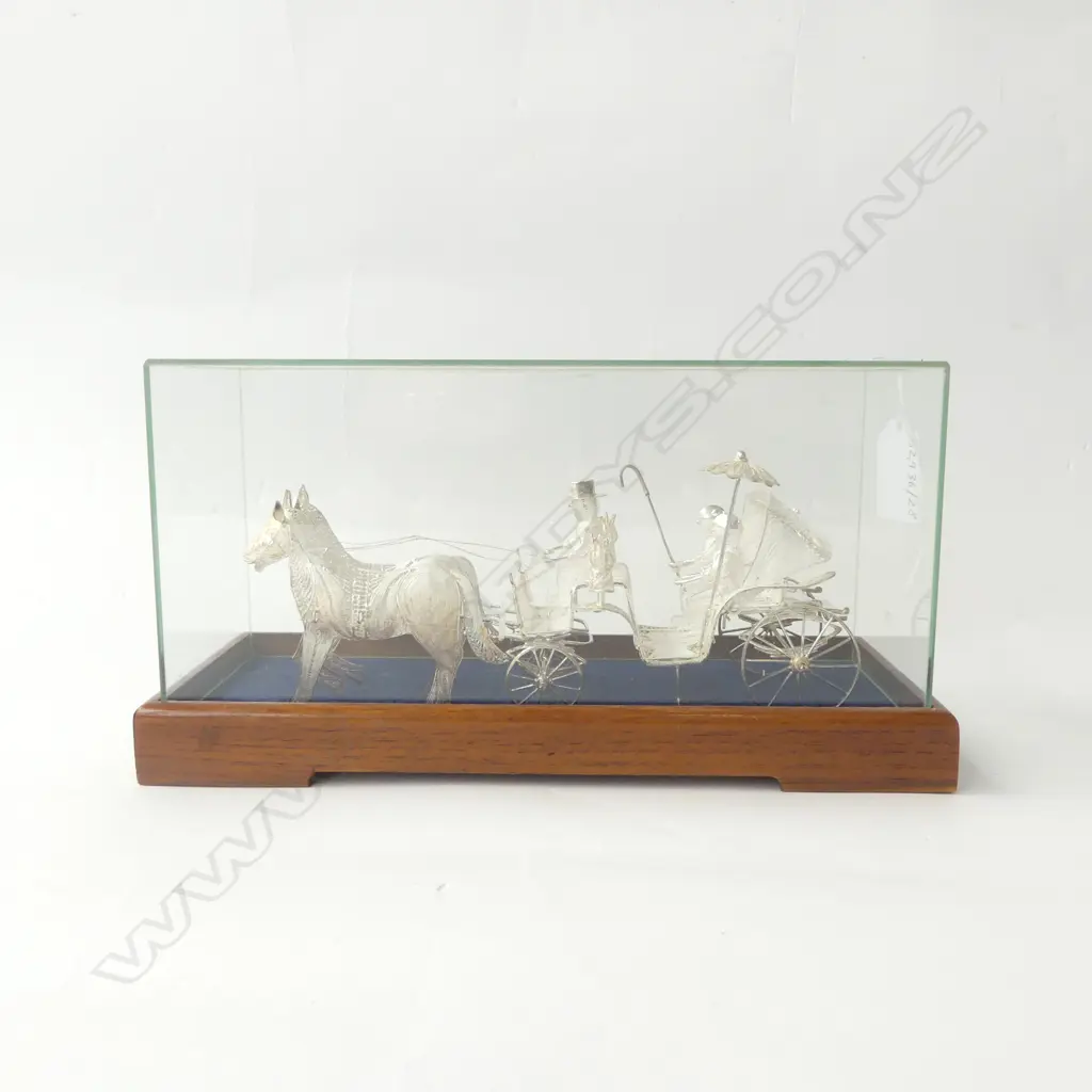  INTRICATE SILVER FILIGREE HORSES & CARRIAGE IN GLASS AND MAHOGANY CASE, L.230MM H.130MM Image 1++