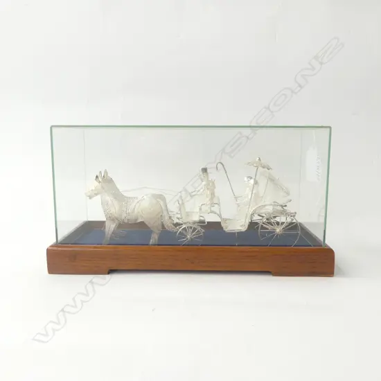  INTRICATE SILVER FILIGREE HORSES & CARRIAGE IN GLASS AND MAHOGANY CASE, L.230MM H.130MM