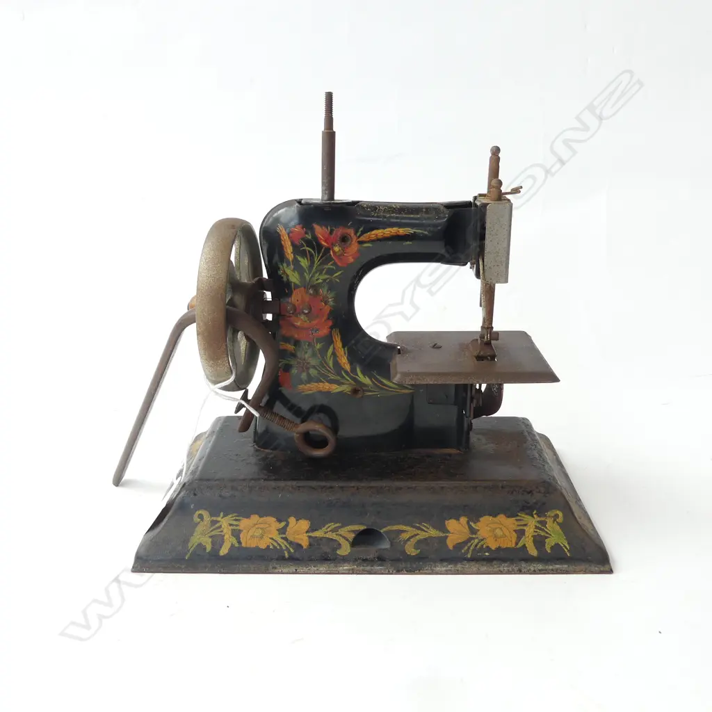 VICTORIAN CHILD’S SEWING MACHINE COMPLETE WITH CLAMP, L.190MM Image 1++