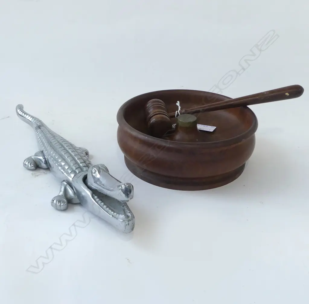SILVER METAL CROCODILE L.365mm + HAMMER & BOWL NUTCRACKER 185mm dia Image 1++
