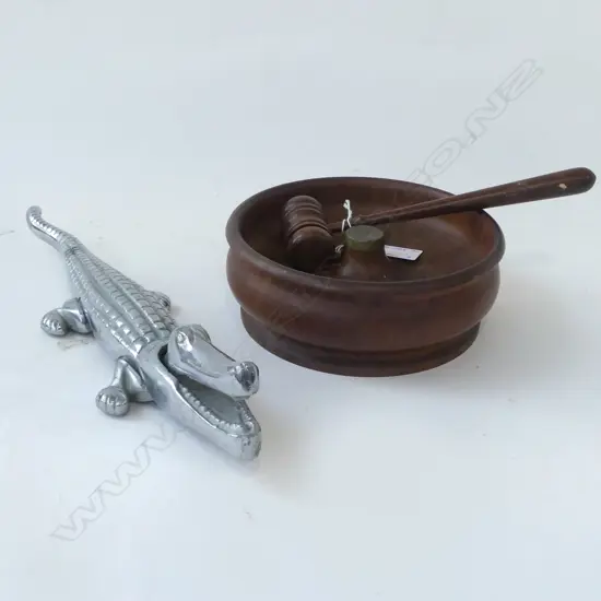 SILVER METAL CROCODILE L.365mm + HAMMER & BOWL NUTCRACKER 185mm dia