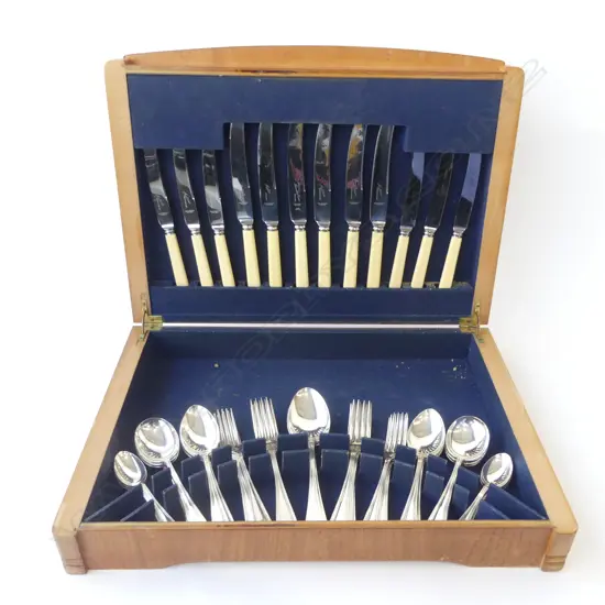 CUTLERY CANTEEN w. IVORINE 'BONE' HANDLED KNIVES
