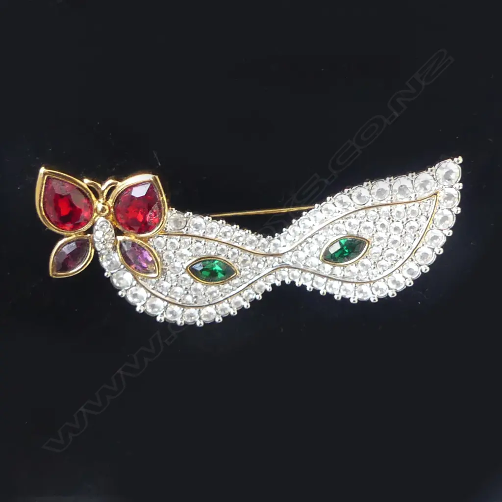 4 PCES SWAROVSKI; BROOCH, 2 SWANS, CHILDS DUMMY + 6 PLAQUES Image 1++