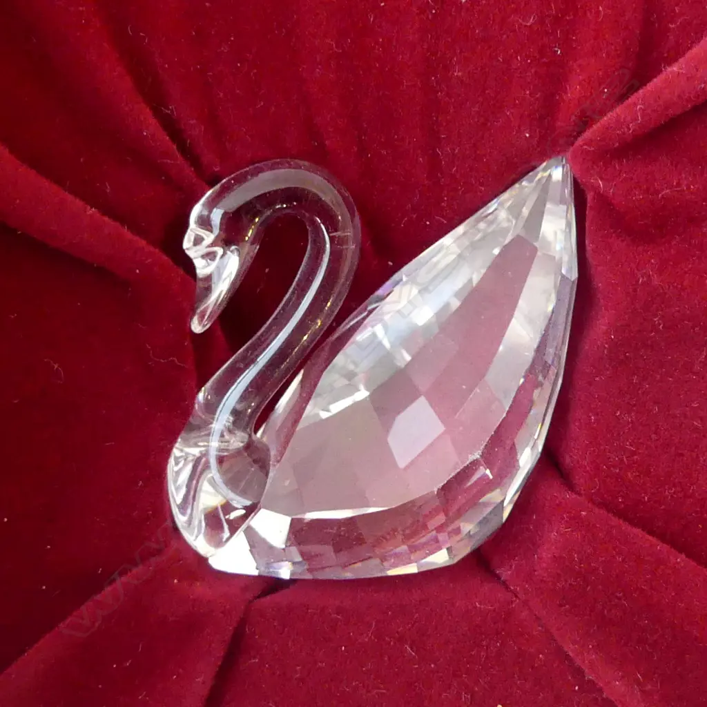 4 PCES SWAROVSKI; BROOCH, 2 SWANS, CHILDS DUMMY + 6 PLAQUES Image 1++