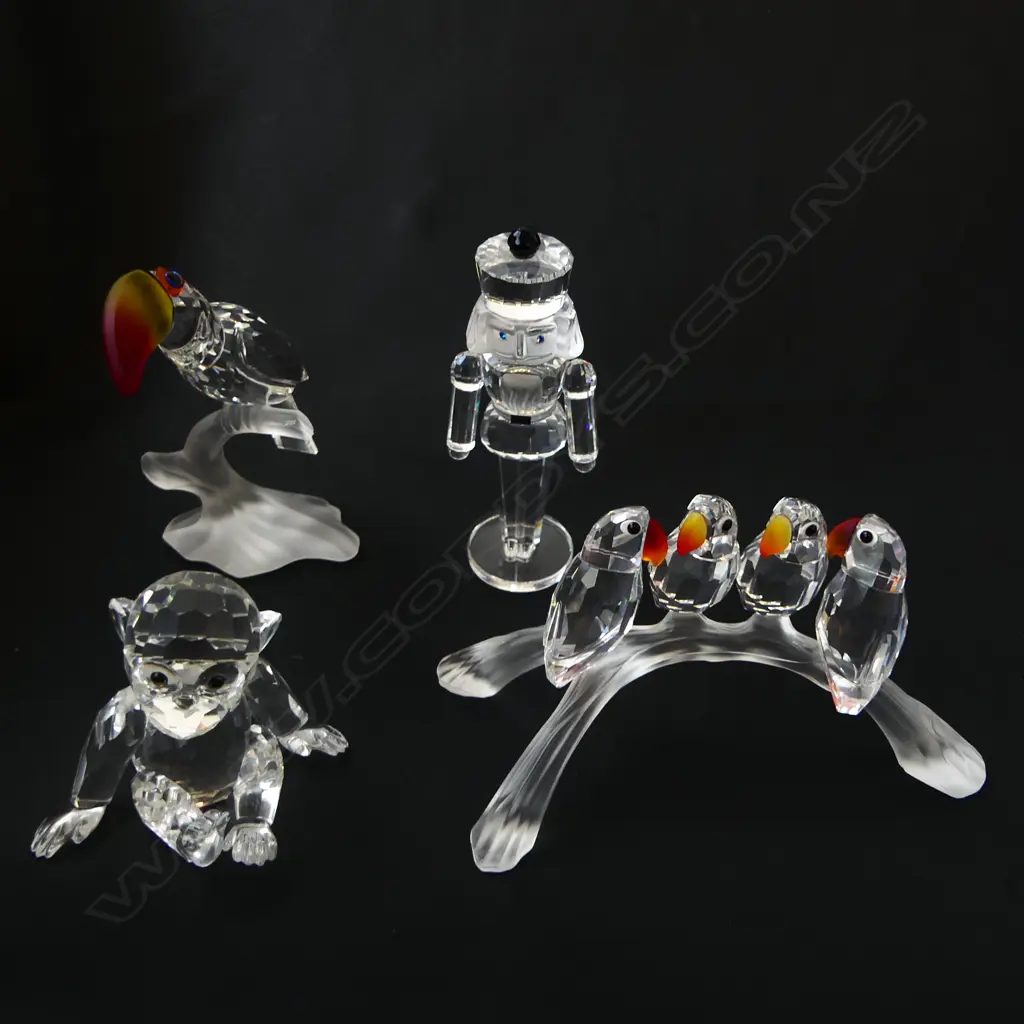 4 PCES SWAROVSKI; TOUCAN, 4 BIRDS ON BRANCH, MONKEY, NUTCRACKER SOLDIER H.75mm Image 1++