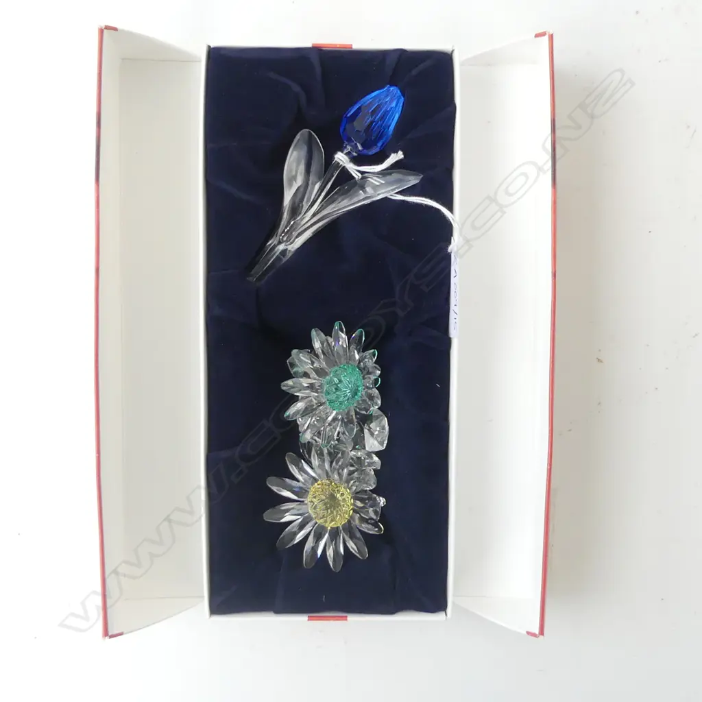 3 SWAROVSKI FLOWERS + TINY HEARTS Image 1++