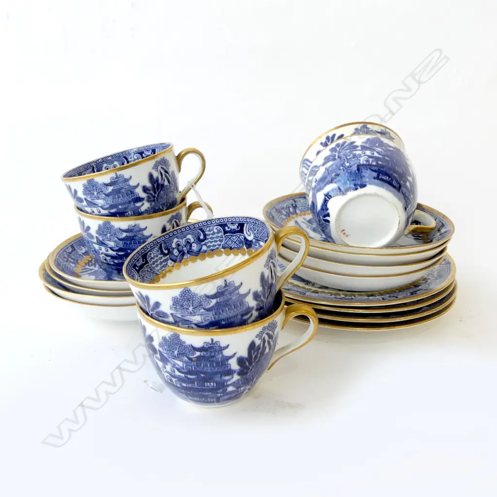 18 PCE GILT WILLOW PART TEA SET; 6 CUPS (1 w. HAIRLINE), 8 SAUCERS, 4 SIDE PLATES Image 1++