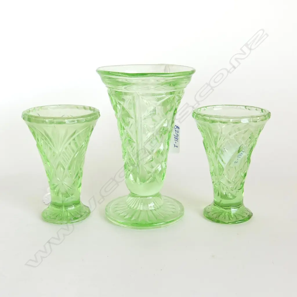 3 ART DECO GREEN DEPRESSION GLASS 3 VASES Image 1++