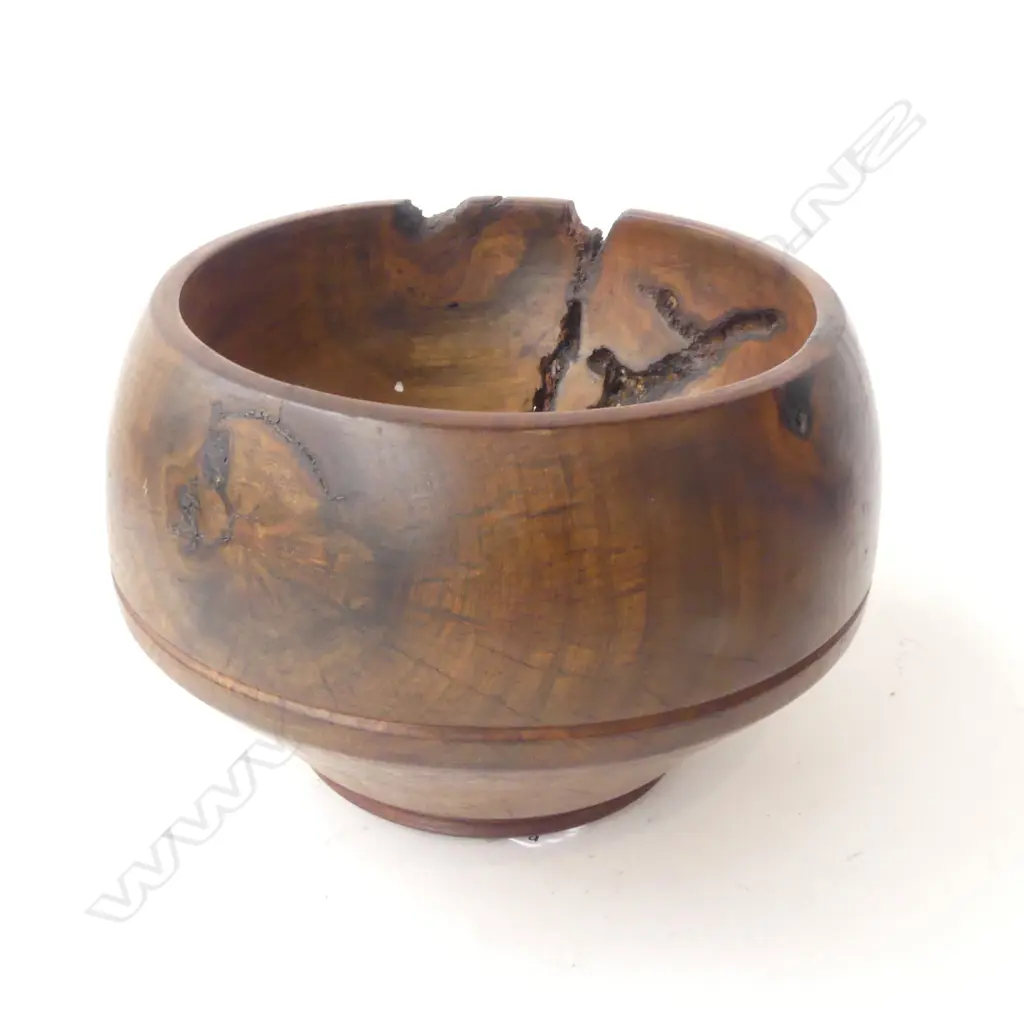 WOODEN TURNED SWAMP KAURI BOWL Image 1++