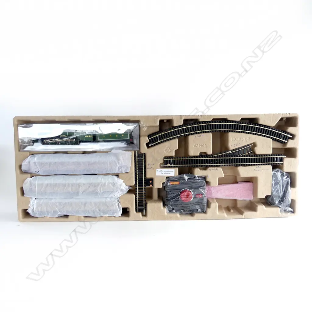 HORNBY 'FLYING SCOTSMAN' 00 GAUGE TRAIN SET, BOXED Image 1++