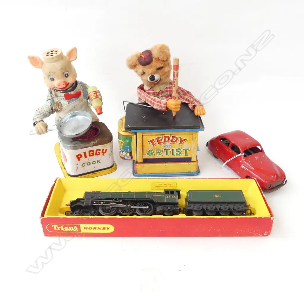 4 VINTAGE TOYS; TEDDY THE ARTIST, PIGGY COOK, CHAD VALLEY RED CAR, TRI-ANG HORNBY FLYING SCOTSMAN TRAIN L.300mm Image 1++