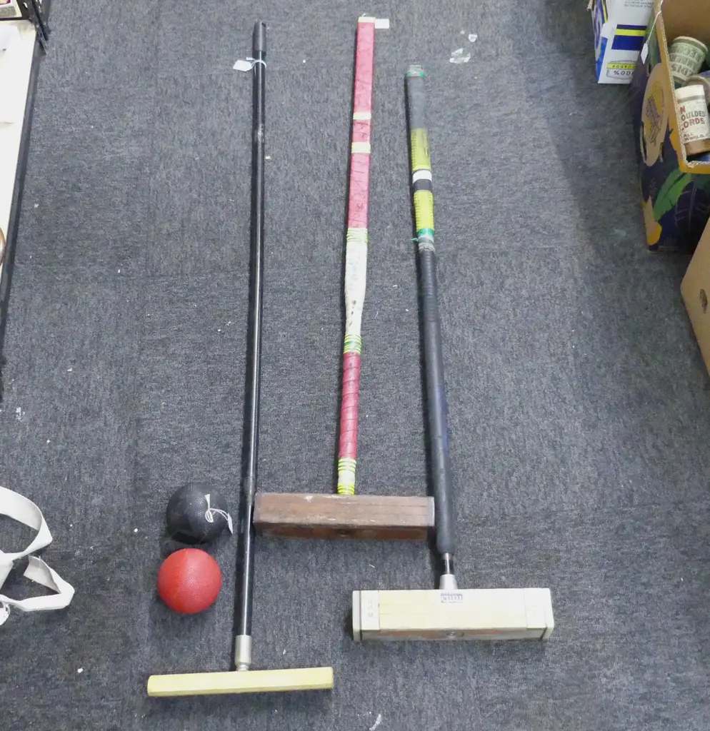 2 POLO MALLETS H1130 2 BALLS & PUSHER H1135MM Image 1++